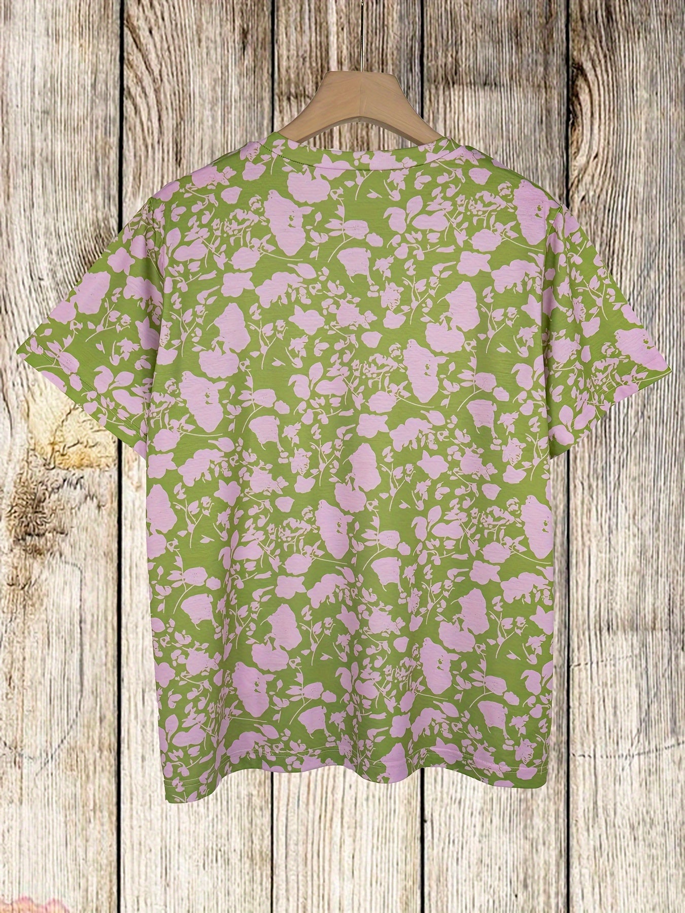 Short sleeve T-shirt with a short contrast print crew neck and a floral pattern Random shipment